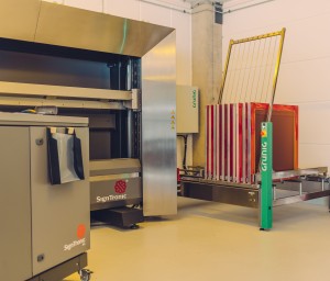 Mit unseren drei Computer-to-screen Anlagen bringen wir Ihre Druckdaten mit bis zu  2400 dpi ohne Umweg auf das Sieb.  Keine Chemie, keine Belichter,  Entwickler, Filme und alle anderen fehleranfälligen Arbeitsschritte  eines konventionellen Belichtungsverfahrens, die ein perfektes Ergebnis beeinflussen würden. So können wir geringe  Durchlaufzeiten und Systemredundanz realisieren. Und  wo keine Chemie im Spiel ist, da freut sich auch die  Umwelt.